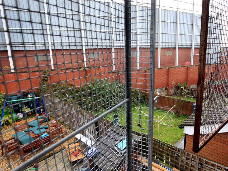 Gitter und Mauern in einem Vorgarten.