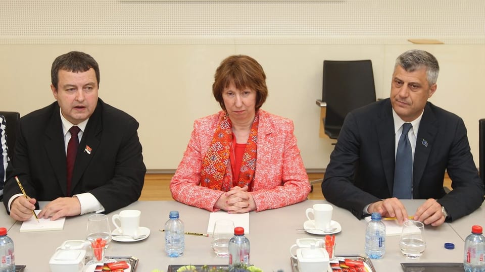 Catherine Ashton am Verhandlungstisch mit den Regierungschefs von Serbien und Kosovo.