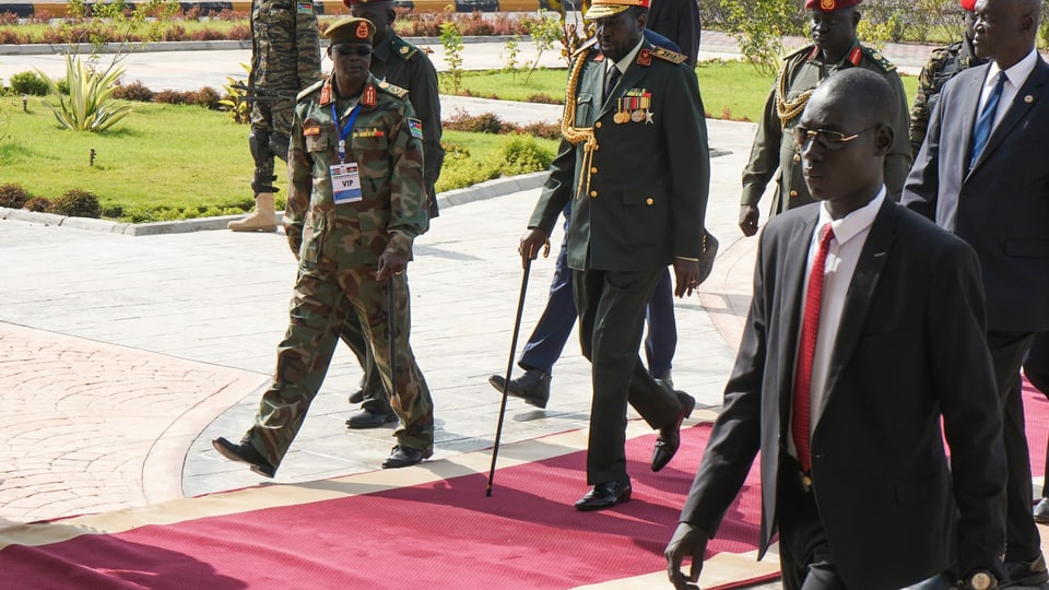 In der Hauptstadt Juba wird Präsident Salva Kiir (Mitte) im Armeehauptquartier empfangen.