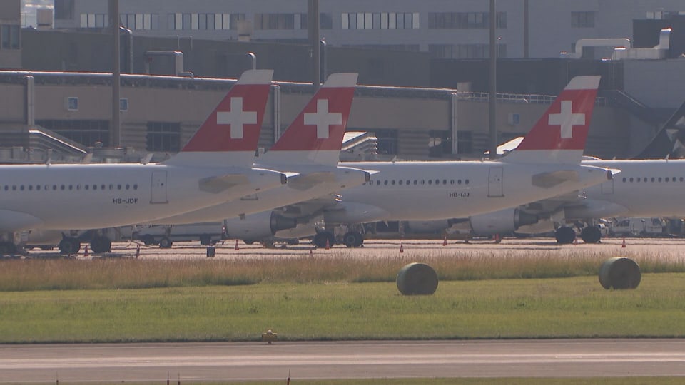 Flugzeuge der Swiss stehen am Flughafen Zürich. 
