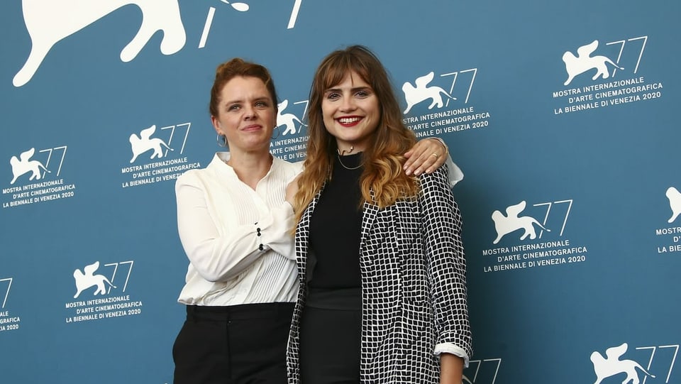 Mala Emde und Julia von Heinz auf dem roten Teppich vor der Premiere ihres Films in Venedig.
