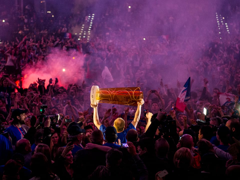 Frühling 2014: Mathias Seger streckt den Meisterpokal in die Luft. Tausende Fans im Hallenstadion jubeln ihm zu.