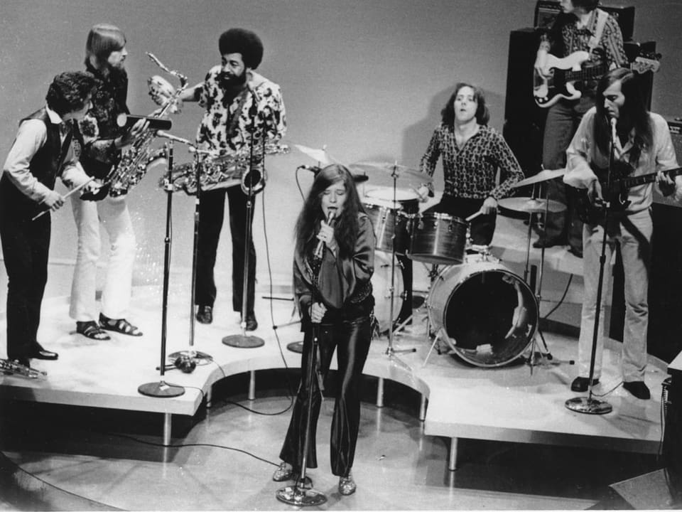 Janis Joplin spielt mit ihrer Band.