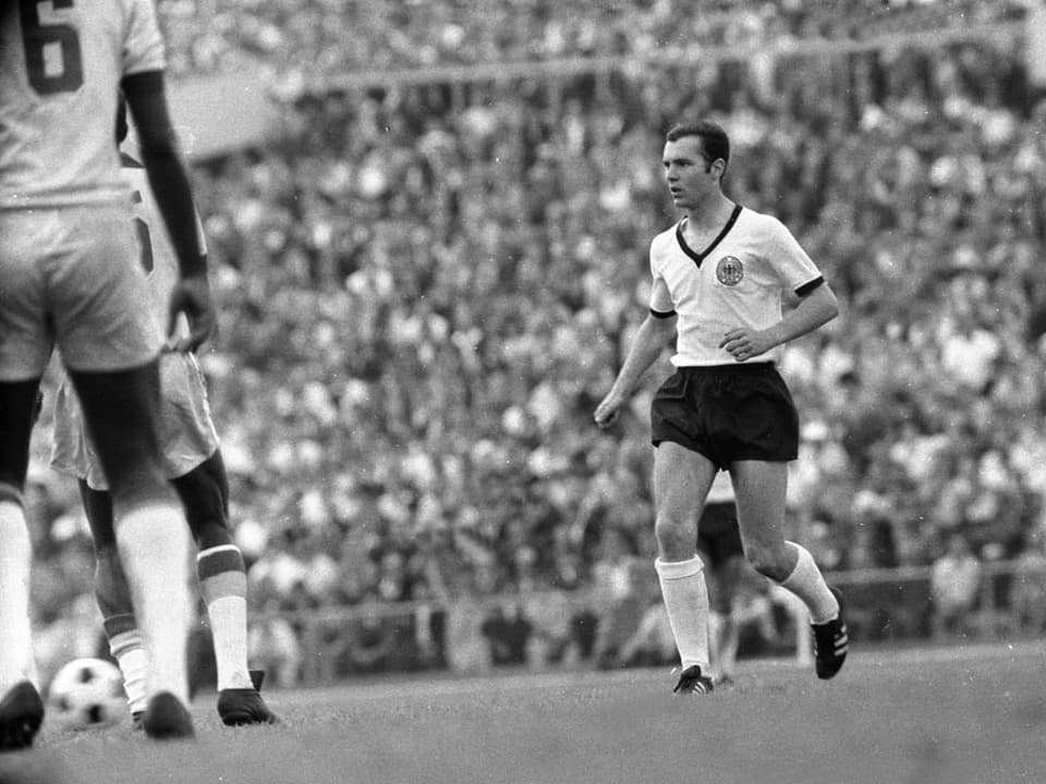 Franz Beckenbauer während eines Spieles (schwarz-weiss)