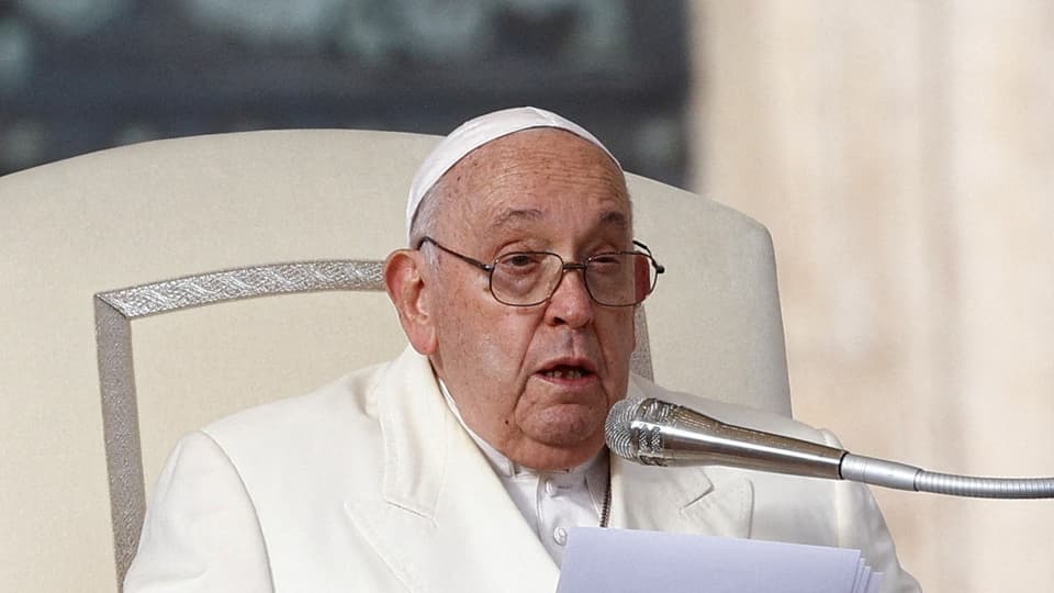 Papst Franziskus das Angelusgebet haltend.