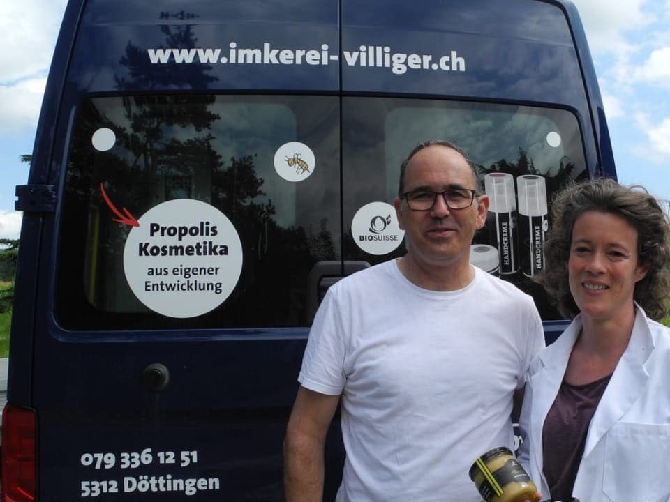 Corinne und Christoph Villiger stehen vor einem Bus.