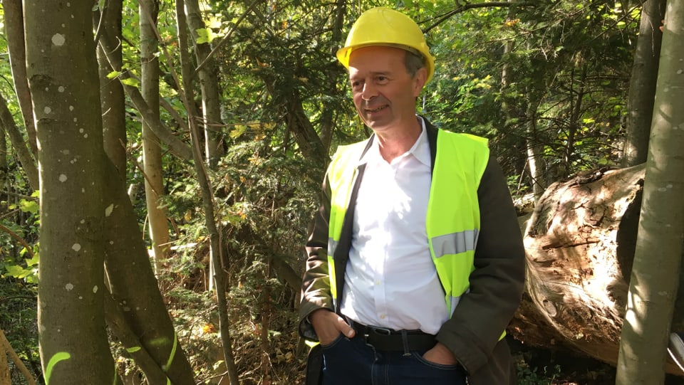 Stadtrat Richard Wolff mit gelben Schutzhelm und Warnweste im Wald