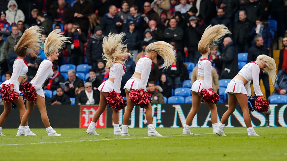 Ein Gruppe Cheerleaders heizt den Fans bei Crystal Palace - Liverpool ein.