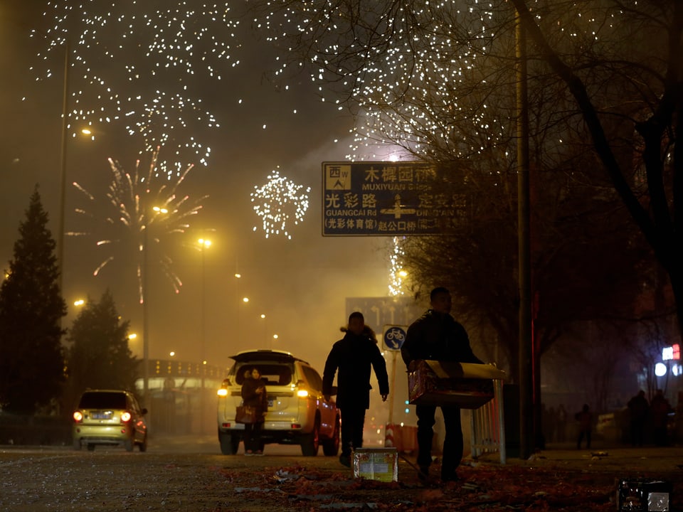 Menschen bereiten Feuerwerk auf den Strassen vor