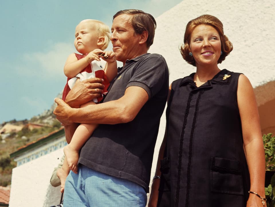 Prinz Claus mit Sohn Willem Alexander auf dem Arm im Sommerurlaub in Italien. Beatrix danebenstehend.