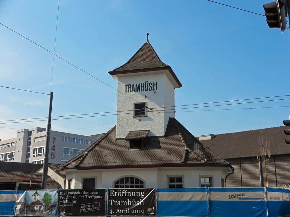 Ein altes kleines Gebäude mit einem Turm - eine ehemalige Tram-Endstation. 