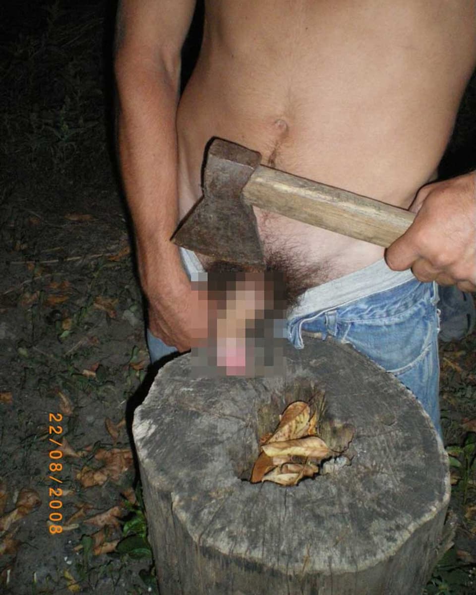 Ein Mann hat seinen Penis auf einen Baumstrunk gelegt und hält ein Beil darüber. Warum bloss?!