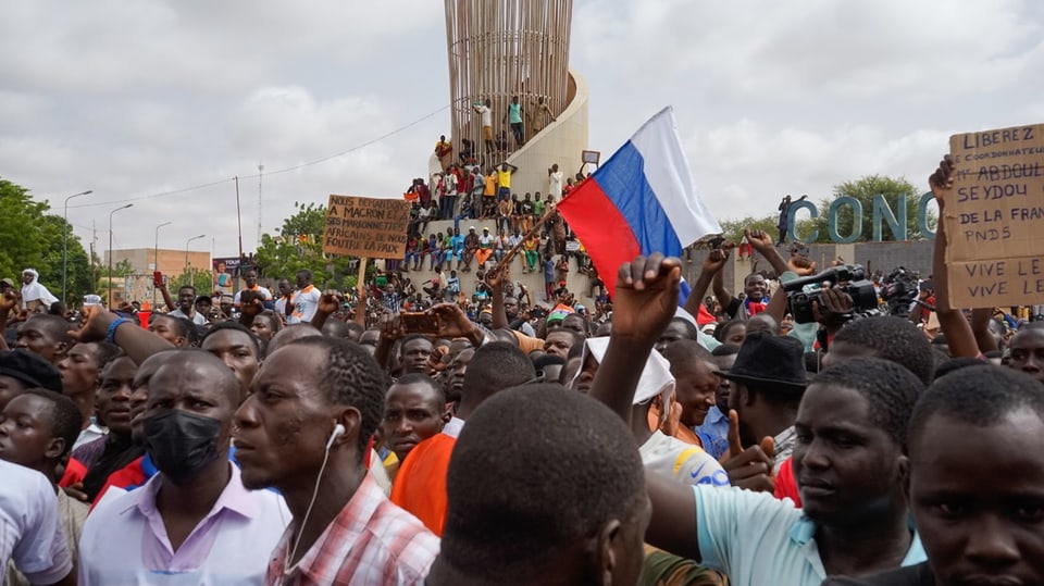 In Niamey protestieren Menschen gegen die Sanktionen, die dem Niger nach dem Putsch auferlegt wurden. 