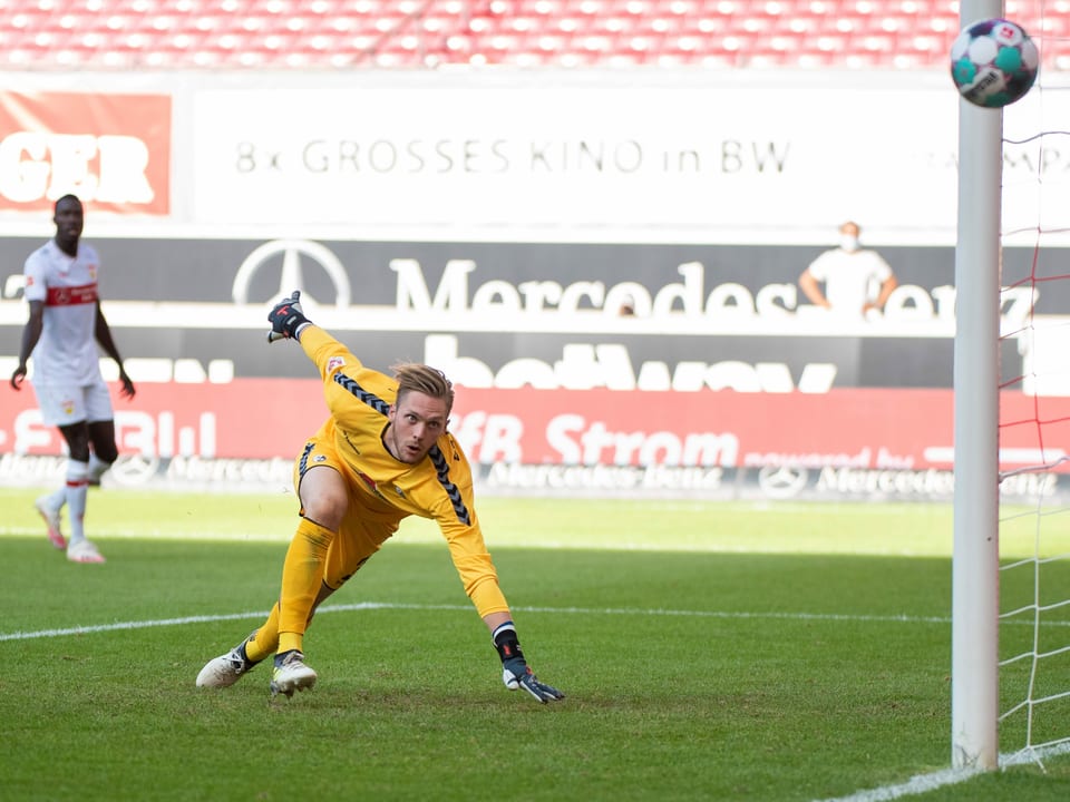 Freiburg-Keeper Florian Müller sieht den Ball im Spiel in Stuttgart haarscharf am Pfosten vorbei fliegen.