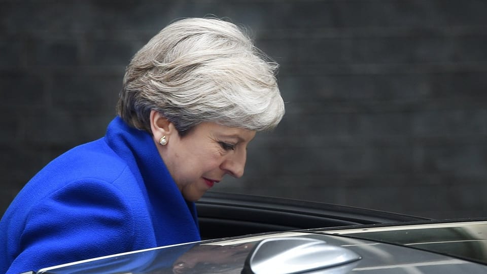 Theresa May steigt in ein Auto.