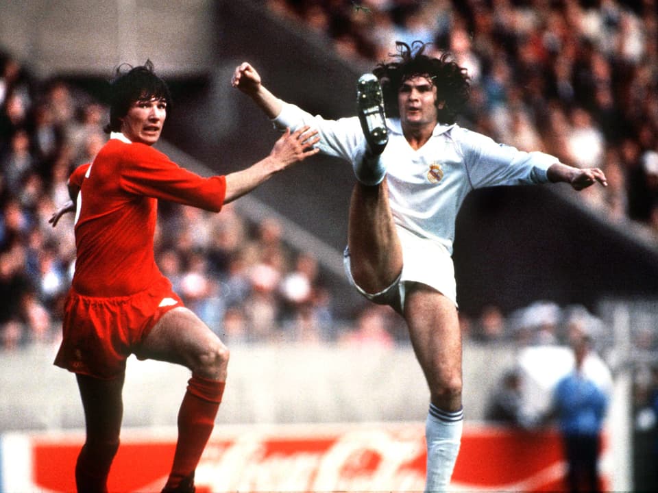 Während seiner Zeit als Aktiver von 1973 bis 1989 spielte Camacho ausschliesslich für Real Madrid. Hier im Bild im Duell mit Alan Hansen von Liverpool. 