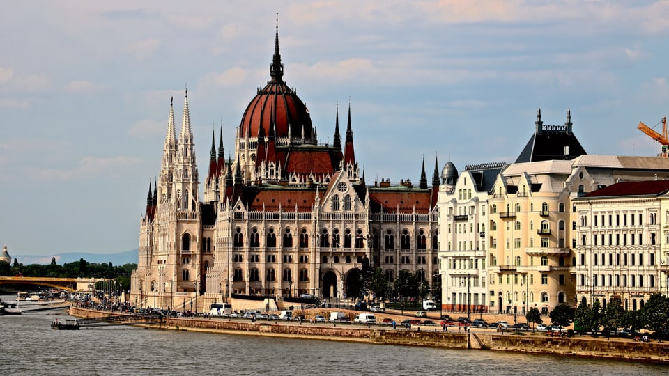 Das Parlamentsgebäude in Budapest, direkt an der Donau gelegen.