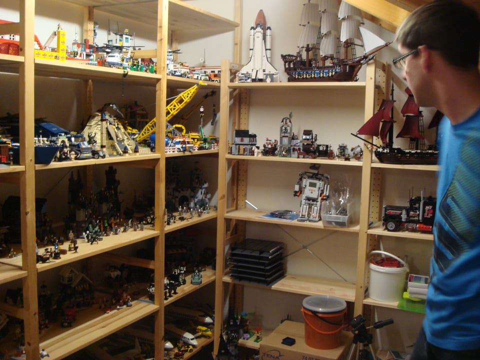 Patrick von Felten zeigt sein Lego-Zimmer, in den Lego-Burgen, Lego-Pyramiden und weitere Bauten aus Legosteinen zu sehen sind.