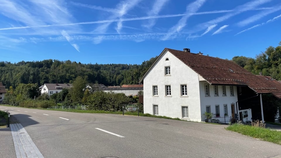 Hauptstrasse mit älteren Bauernhaus