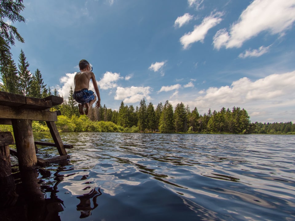 19. Juli Ein Kind springt in einen See.