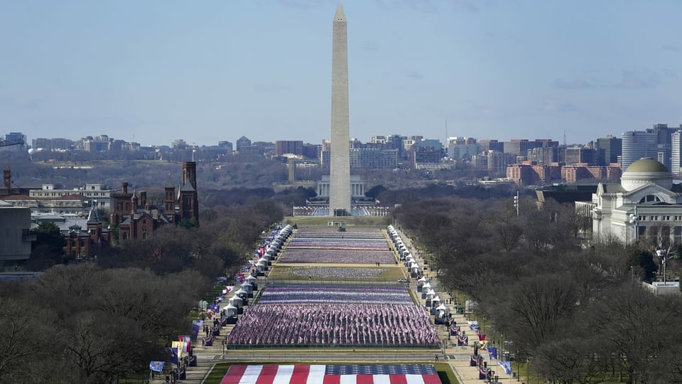 Blick auf die National Mall in den USA mit vielen Flaggen als Kunstinstallation installiert