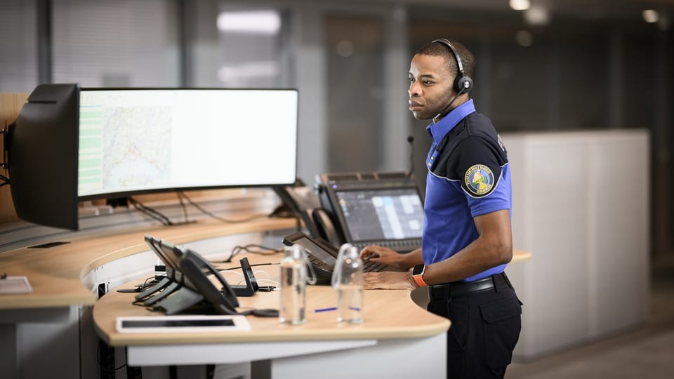 Ein Polizist arbeitet an einem Computer.