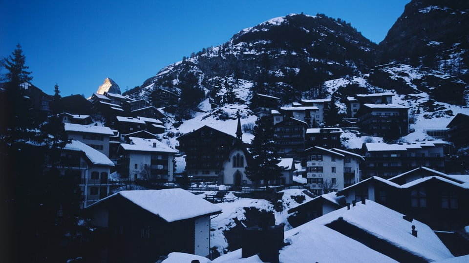 Das Dorf Zematt, dahinter das Matterhorn.