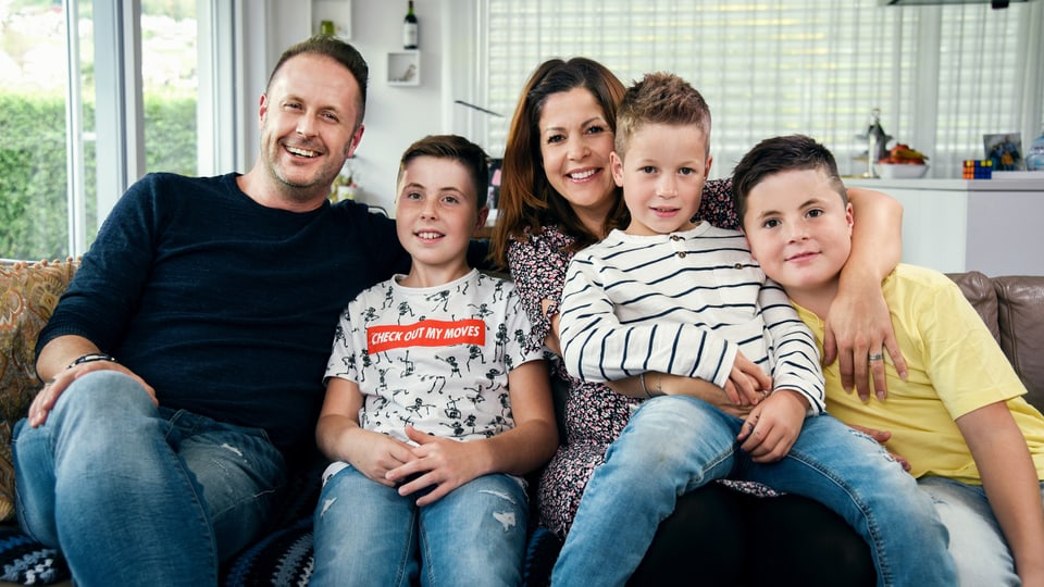 Familie Dietrich auf dem Sofa.