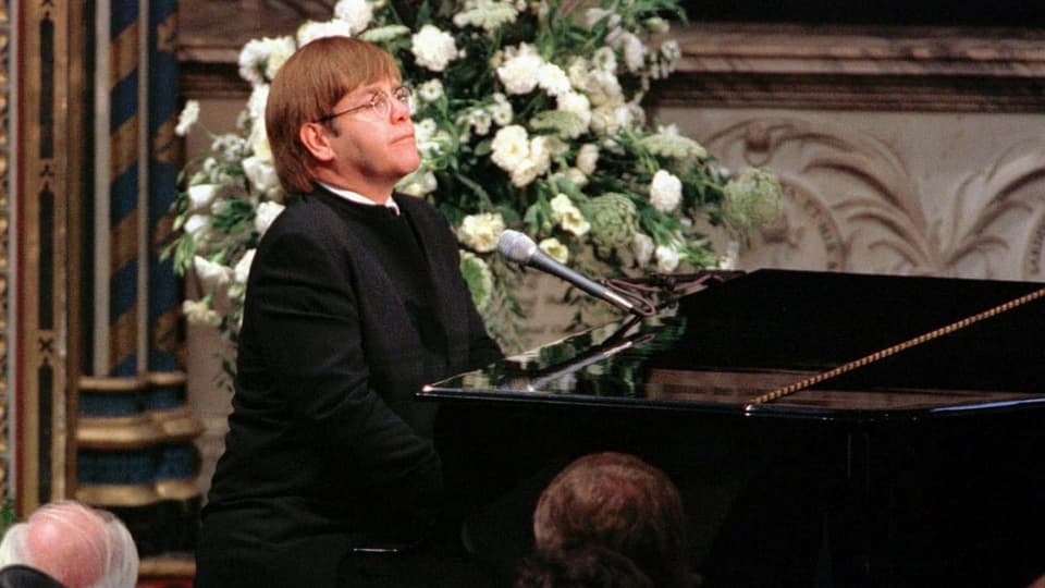 Elton John am Klavier während der Beerdigung von Lady diana