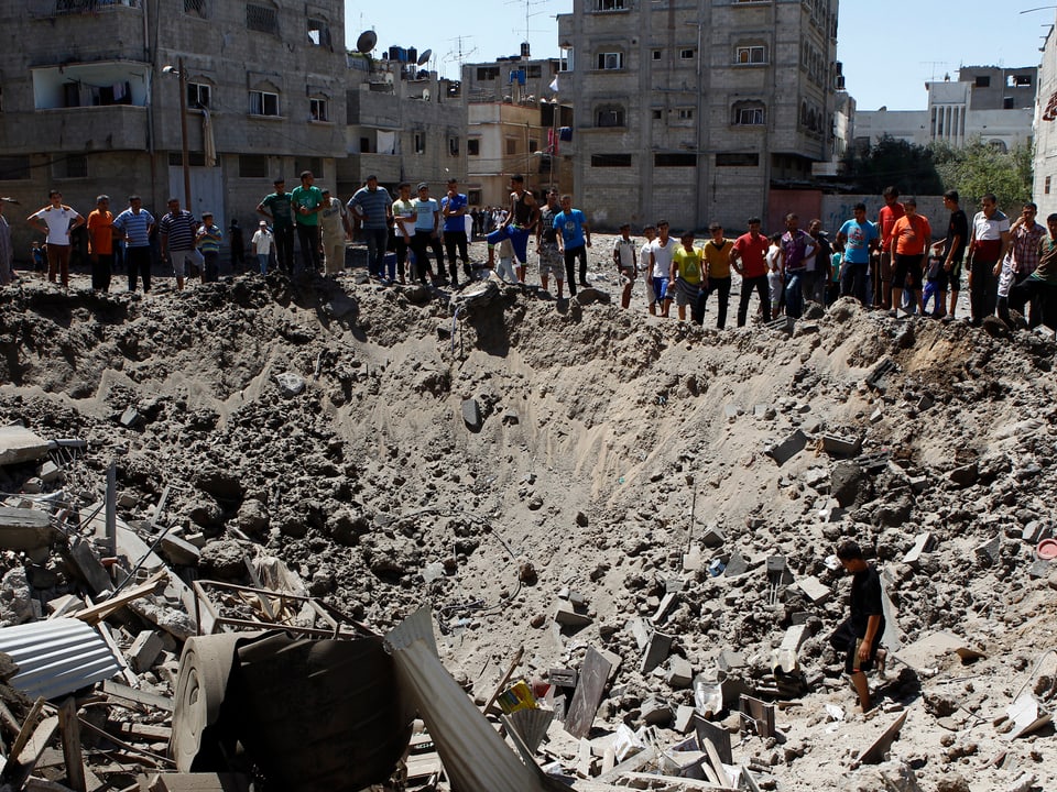 Von israelischem Luftangriff verursachter Krater in Gaza-Stadt. 