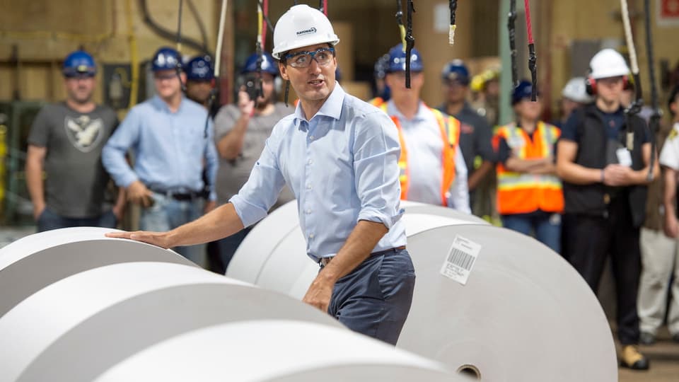 Justin Trudeau mit grossen Papierrollen.