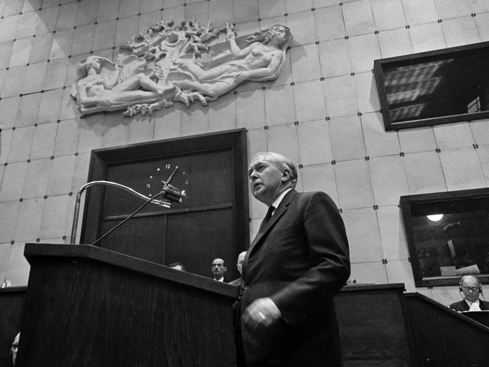 Zu sehen ist der ehemalige Labour-Premierminister Harold Wilson bei einer Rede im Europarat. 