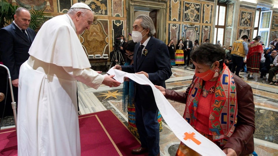 Papst Franziskus und Angehörige indigener Völker im Vatikan.