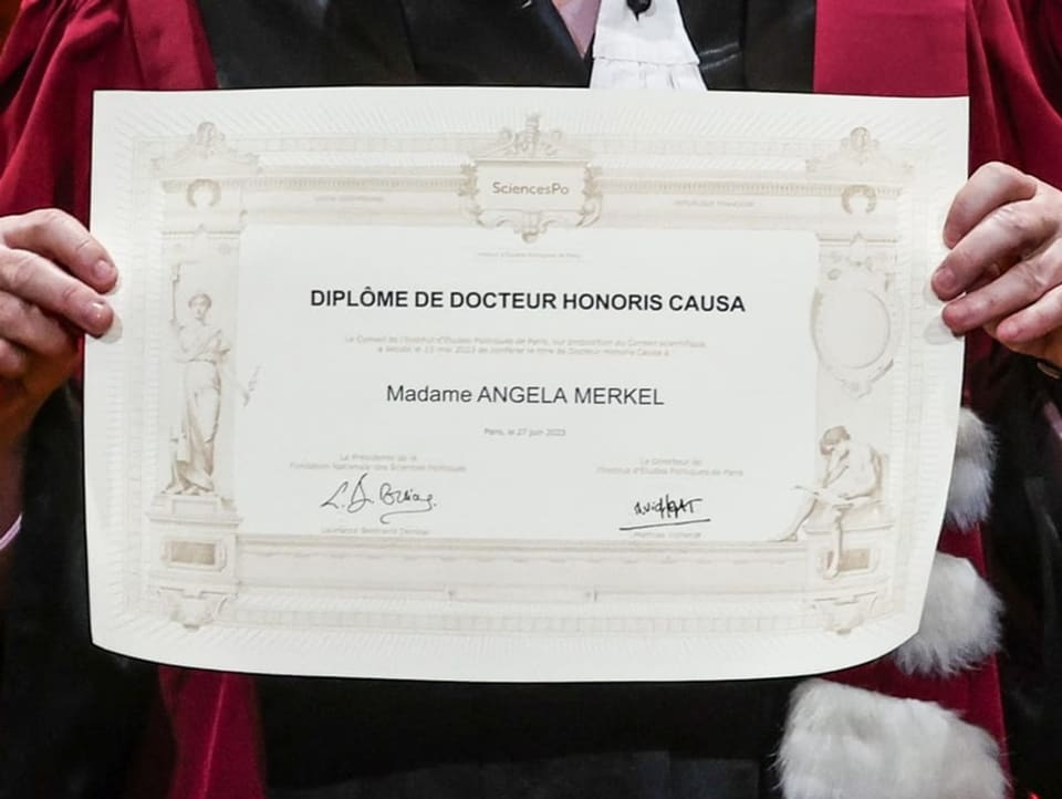 Foto der Urkunde mit der Aufschrift: «Diplome de Docteur Honoris Causa, Madame Angela Merkel» 
