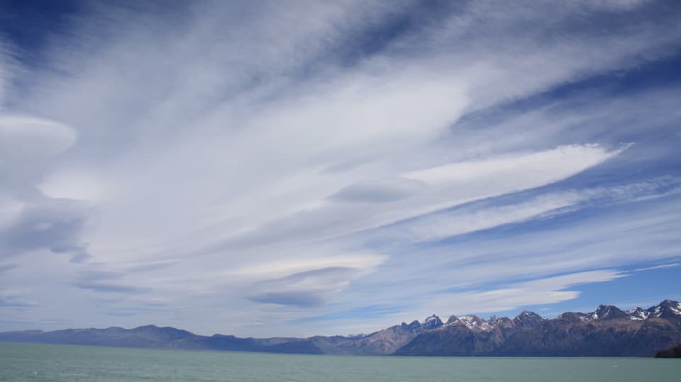 Cirrenfächer über dem Viedmasee in Patagonien.