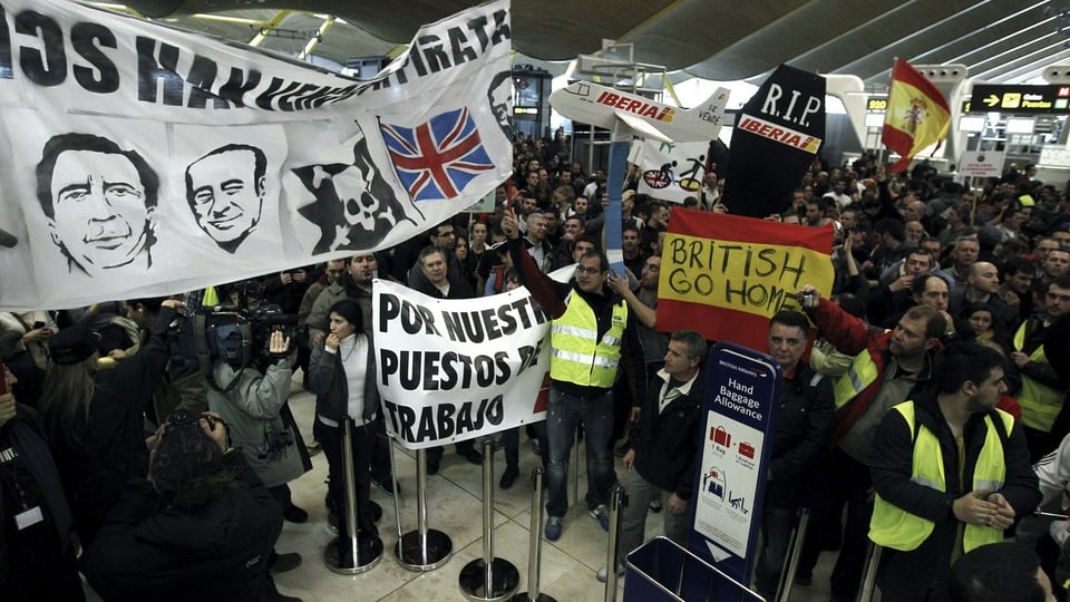 Streikende im Flughafengebäude von Madrid (keystone)