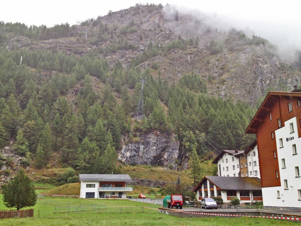 Talstation der Bergbahn und Häuser.