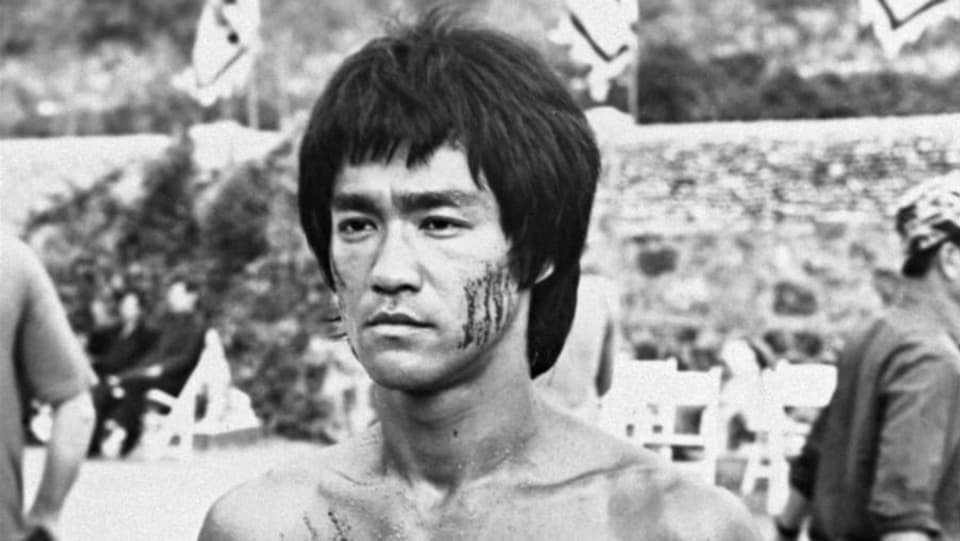 Bruce Lee in einer Schwarzweiss-Aufnahme aus dem Jahr 1973.