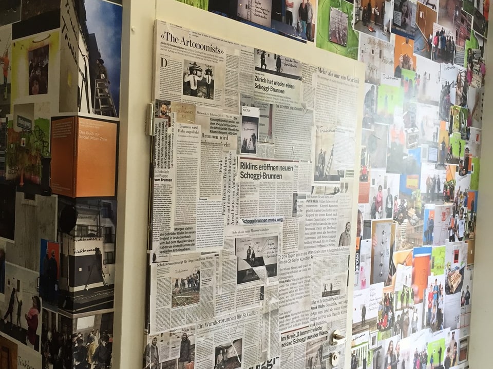 Eine Wand, vollständig überklebt mit schwarz-weissen Zeitungsausschnitten.