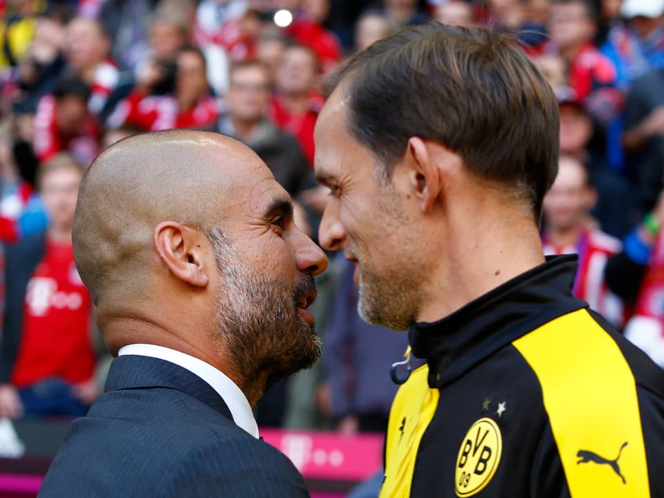 Bayern-Trainer Pep Guardiola und Dortmund-Coach Thomas Tuchel begrüssen sich.