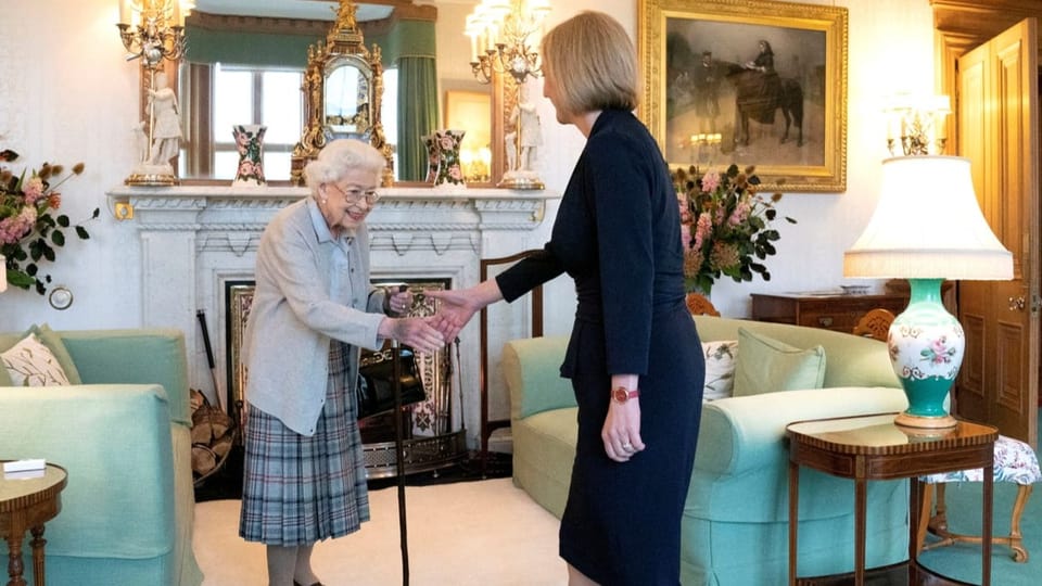 Die Queen und Liz Truss schütteln sich die Hände.