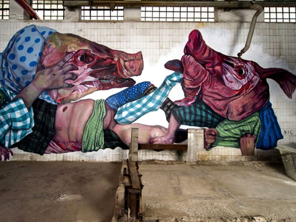 Ein Graffiti an der Wand des MAAM zeigt zwei ineinander verschlungene Schweinsköpfe mit abgezogener Haut.