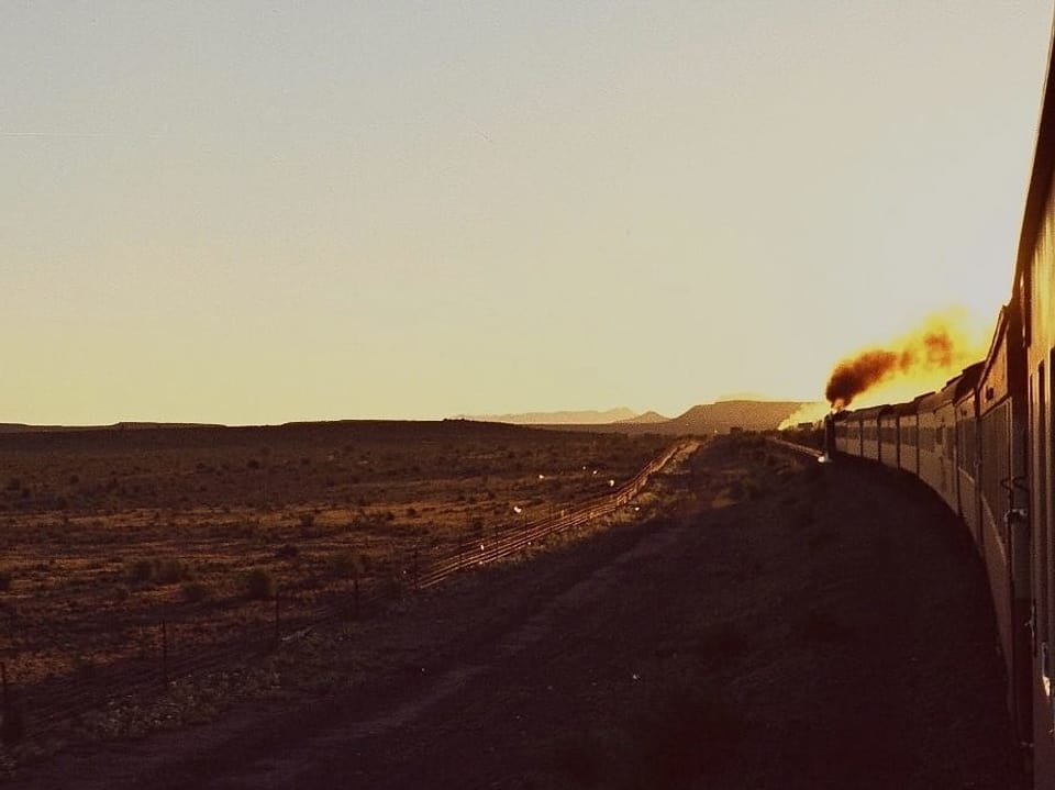 Im Abendglühen fährt der lange Zug durch die Prärie der Karoo.