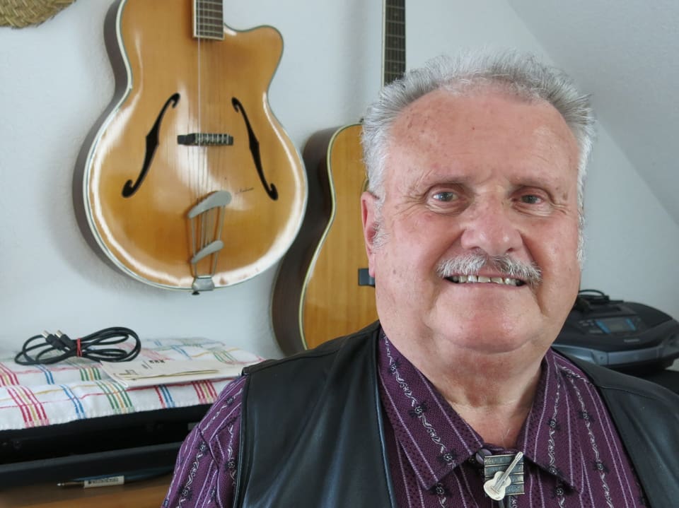 Alle seine Gitarren hat Walter Stettler daheim in Sugiez ausgestellt. 