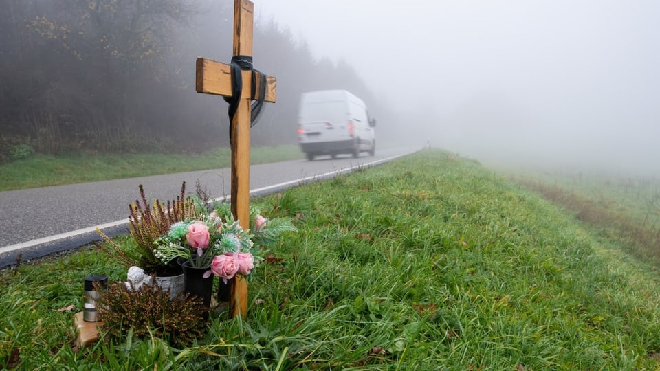 Ein Holzkreuz an der Kreisstrasse in Kusel.