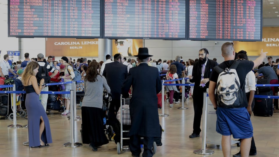 Gestrandete Passagiere im Flughafen von Tel Aviv
