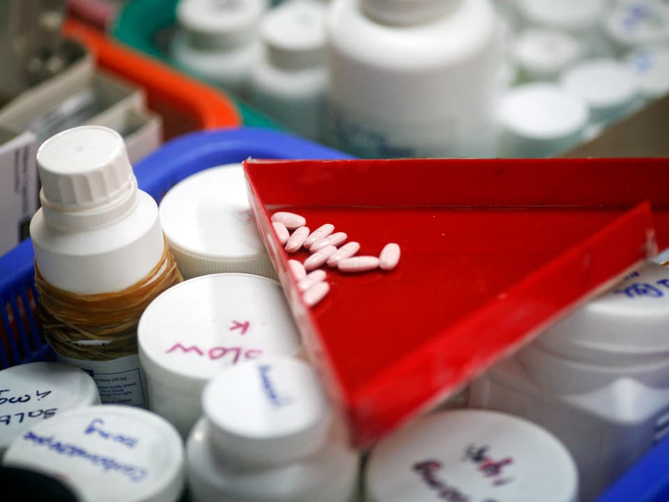 Medikamente für HIV-positive Patienten in einer Klinik in Yangon, Myanmar.