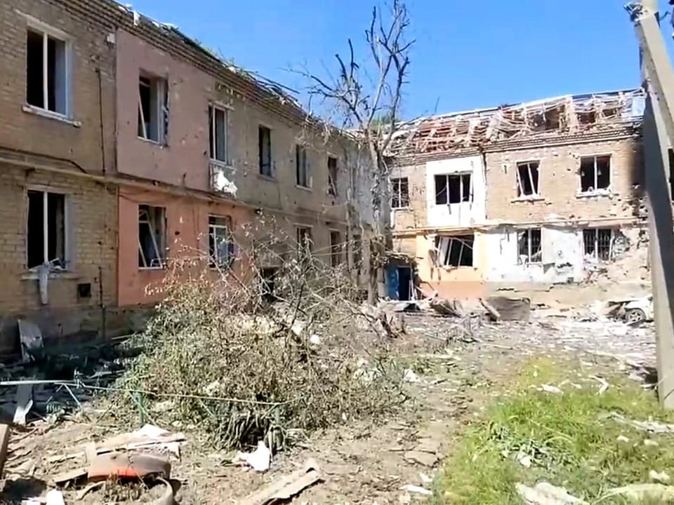 Eine zerstörte Häuserzeile in Luhansk