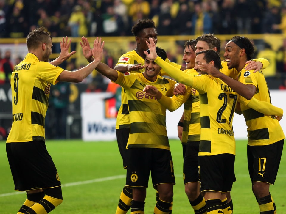 Dortmunder Spieler feiern ein Tor.