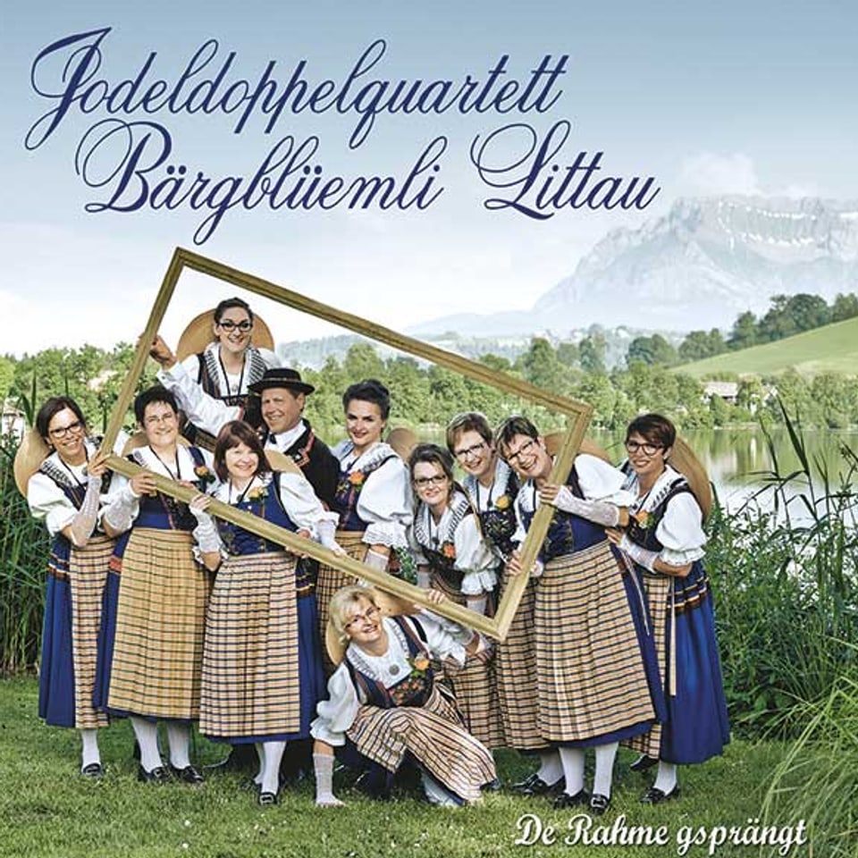 Die Jodlerinnen und ihr Dirigent posieren mit einem grossen Bilderrahmen auf dem Cover ihres neuen Albums.